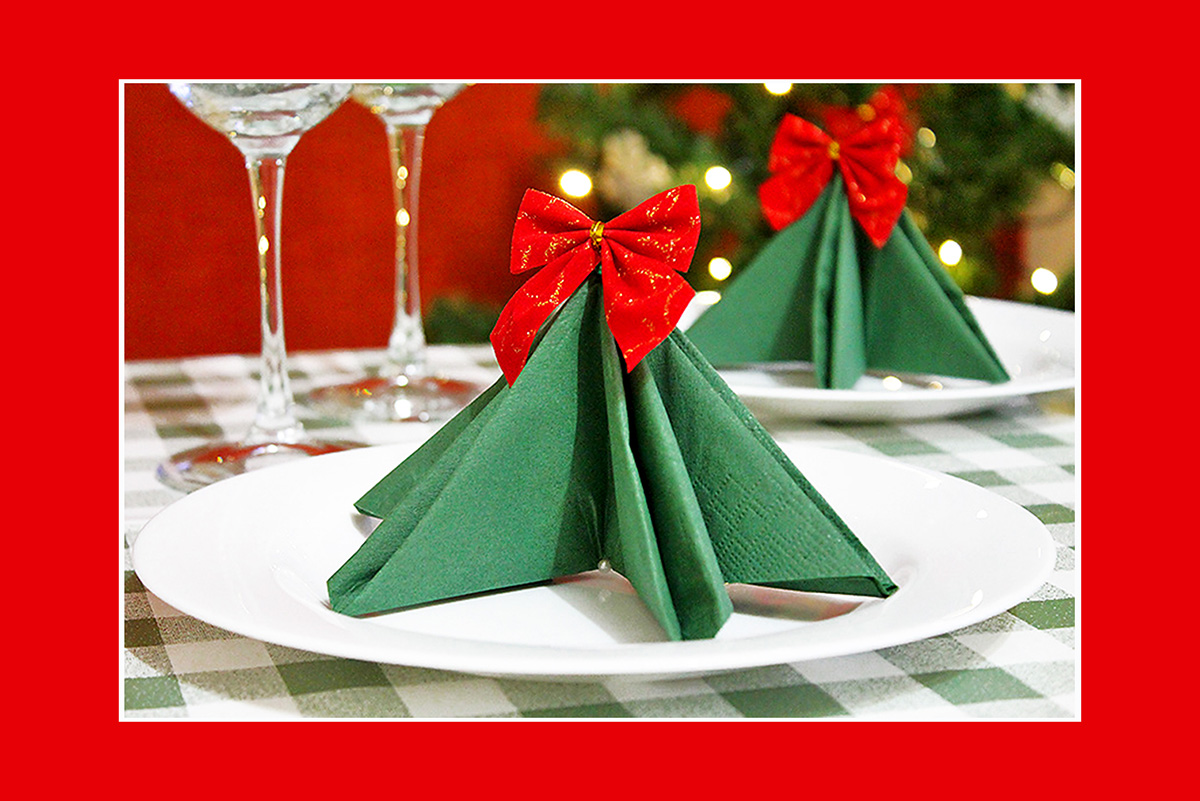Servietten falten  Tannenbaum Weihnachten Tischdeko