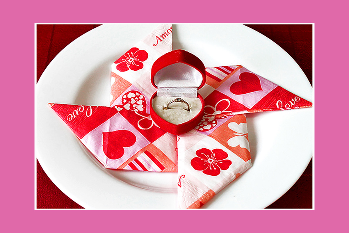 Papierservietten falten romantisch zum Valentinstag