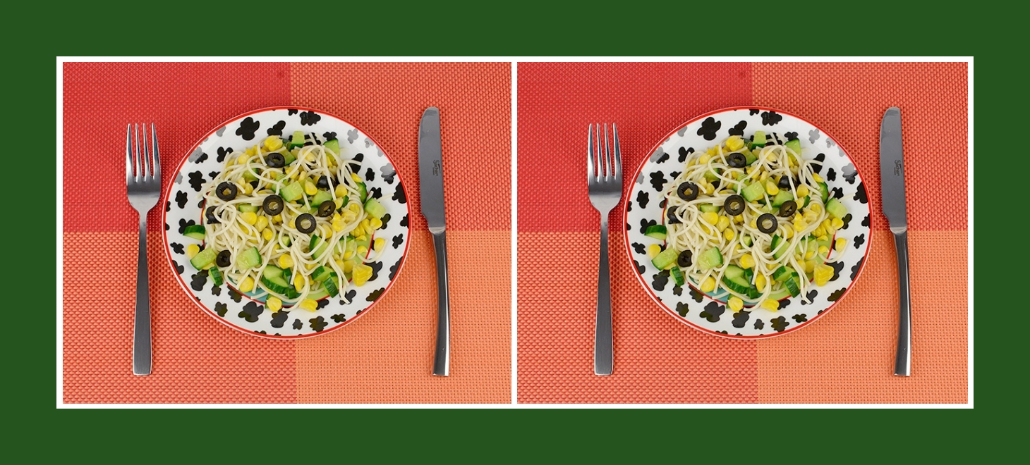 Gesunder Salat aus Spaghetti, frischen Gurken und konserviertem Gemüse