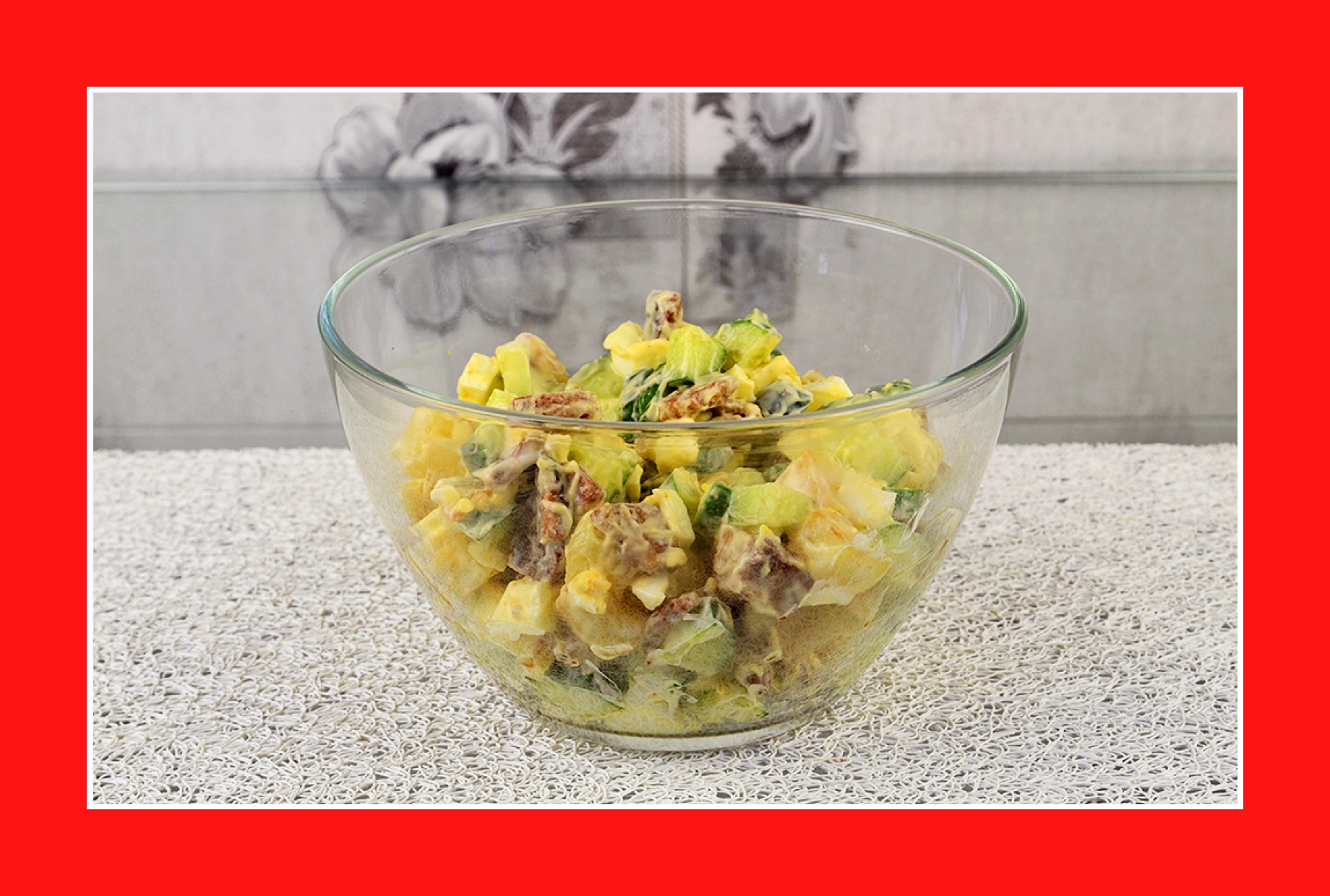 Satter warmer Kartoffelsalat mit Croutons Gurken Eiern