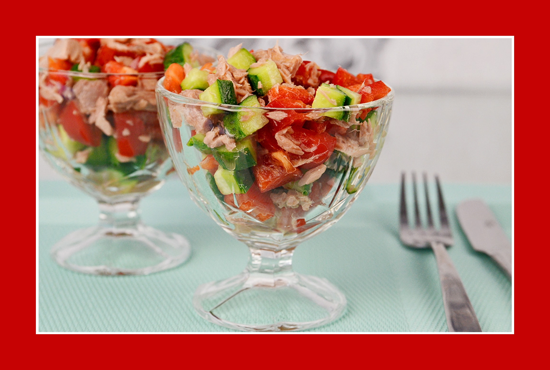 Erfrischender Thunfischsalat mit Salatgurken und Paprika
