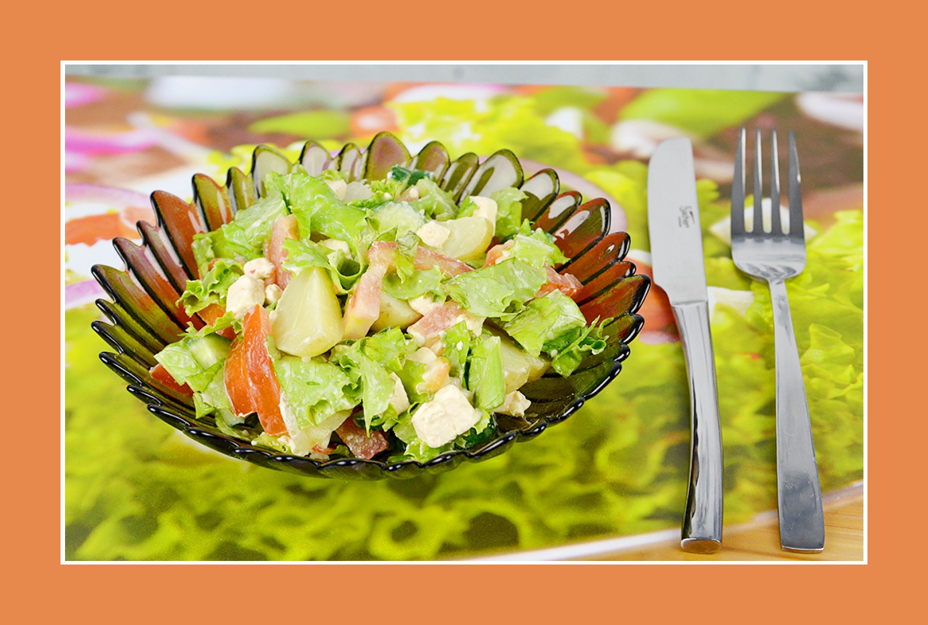 Erfrischender leckerer Salat Kartoffelsalat mit Tomaten Gurken Eisbergsalat Gartensalat